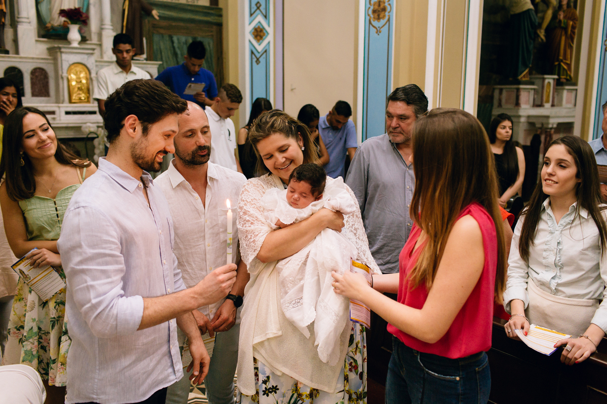fotografia de batizado realizado na igreja dos capuchinhos no mercês em Curitiba. Fotografia de batizado em Curitiba. 