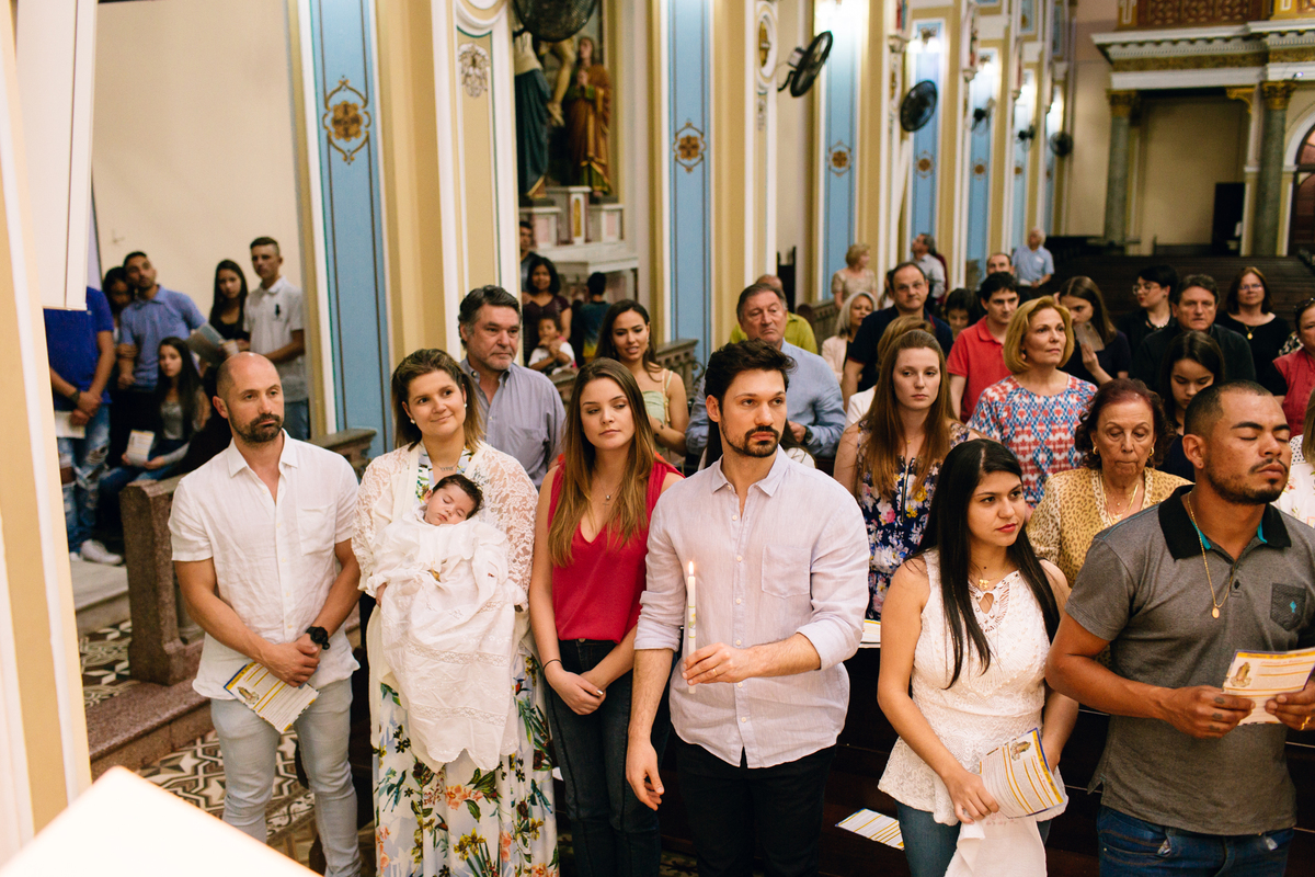 fotografia de batizado realizado na igreja dos capuchinhos no mercês em Curitiba. Fotografia de batizado em Curitiba. 