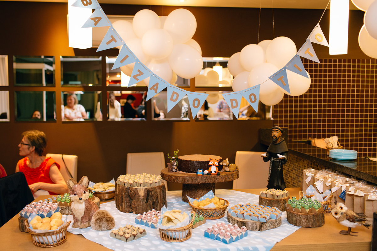 fotografia de batizado realizado na igreja dos capuchinhos no mercês em Curitiba. Fotografia de batizado em Curitiba. 