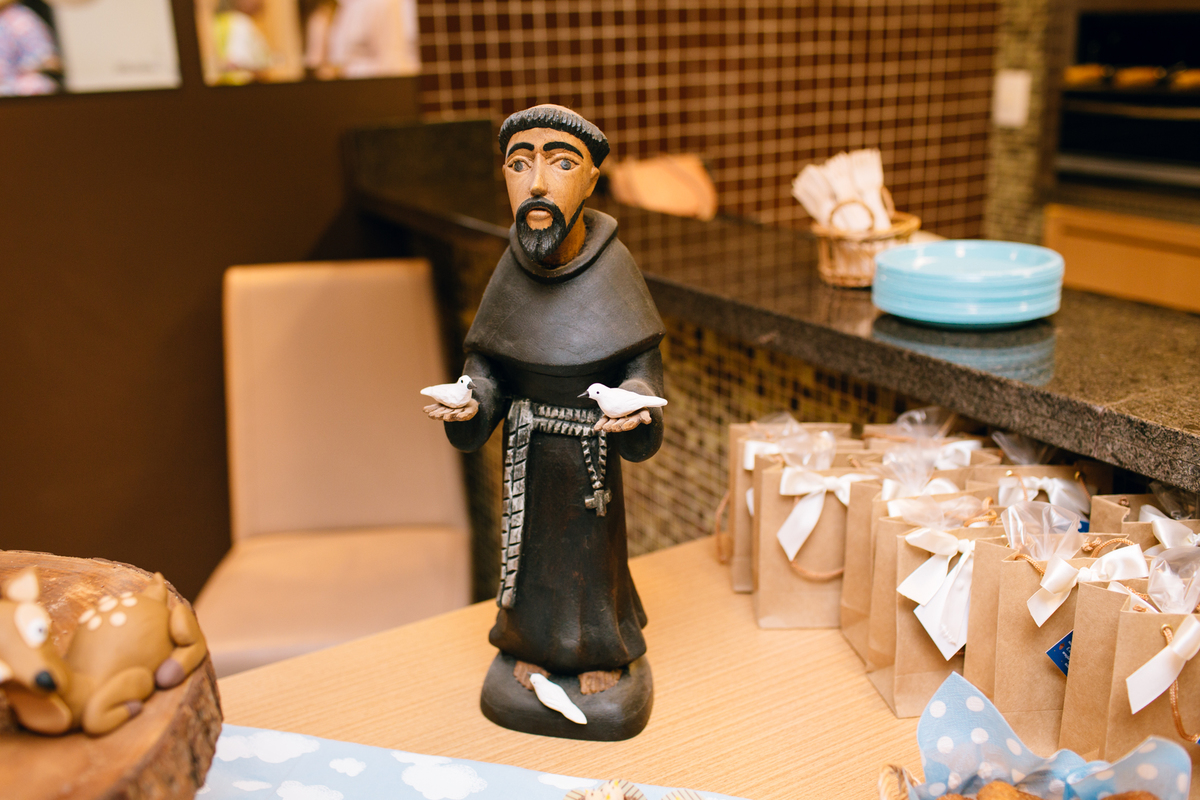 fotografia de batizado realizado na igreja dos capuchinhos no mercês em Curitiba. Fotografia de batizado em Curitiba. 