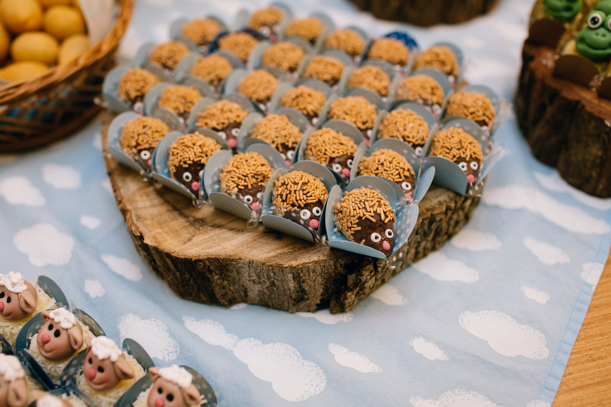 fotografia de batizado realizado na igreja dos capuchinhos no mercês em Curitiba. Fotografia de batizado em Curitiba. 