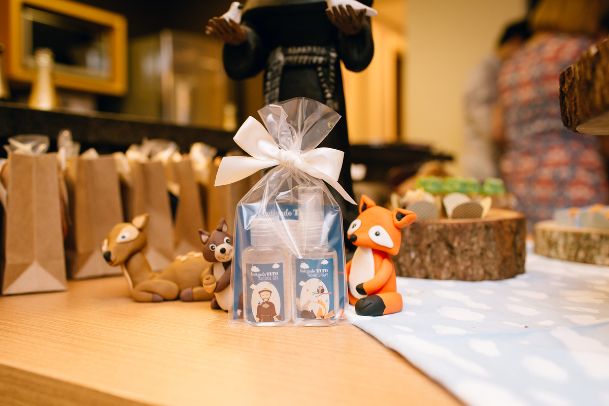 fotografia de batizado realizado na igreja dos capuchinhos no mercês em Curitiba. Fotografia de batizado em Curitiba. 