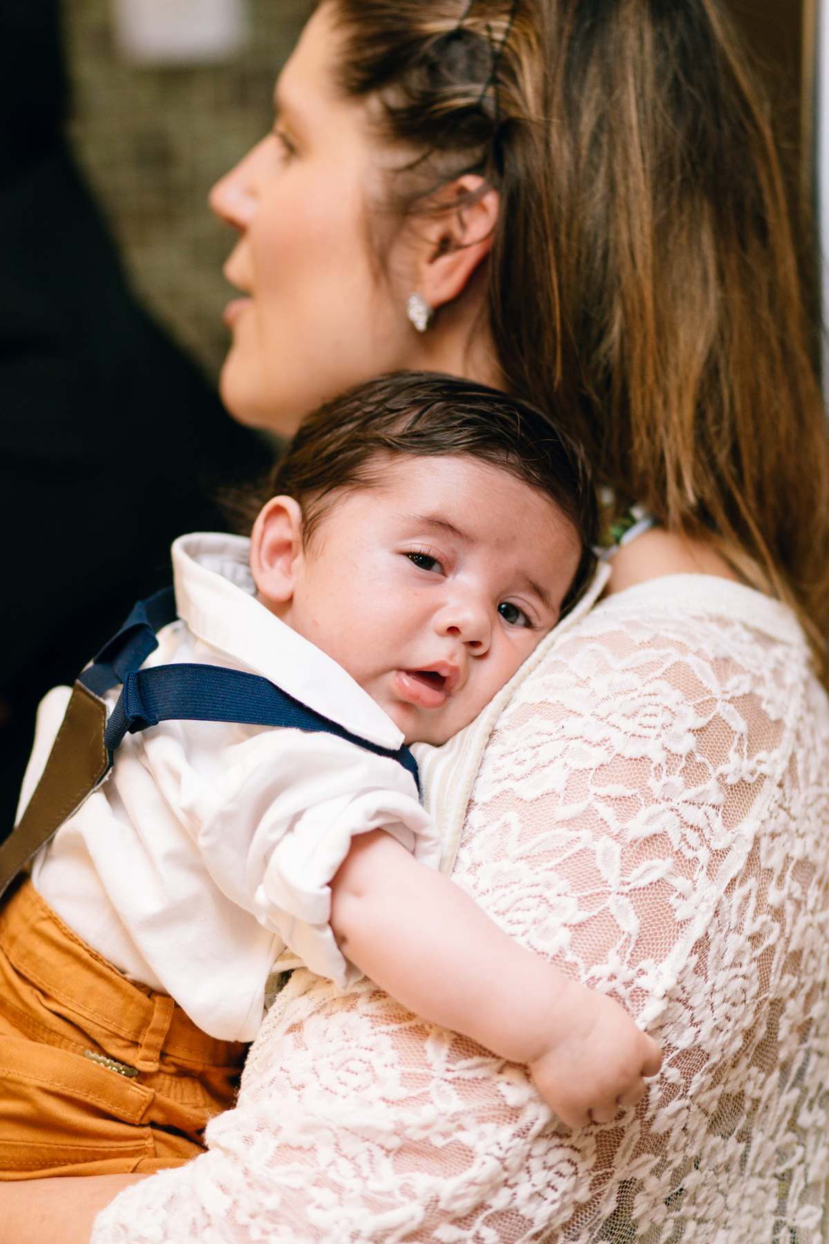 fotografia de batizado realizado na igreja dos capuchinhos no mercês em Curitiba. Fotografia de batizado em Curitiba. 