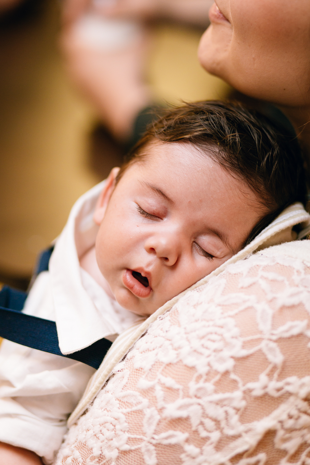 fotografia de batizado realizado na igreja dos capuchinhos no mercês em Curitiba. Fotografia de batizado em Curitiba. 