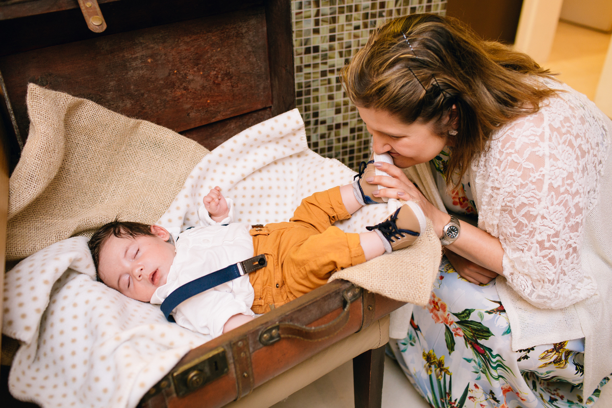 fotografia de batizado realizado na igreja dos capuchinhos no mercês em Curitiba. Fotografia de batizado em Curitiba. 