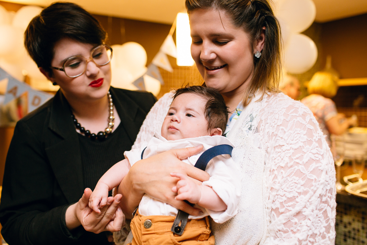 fotografia de batizado realizado na igreja dos capuchinhos no mercês em Curitiba. Fotografia de batizado em Curitiba. 