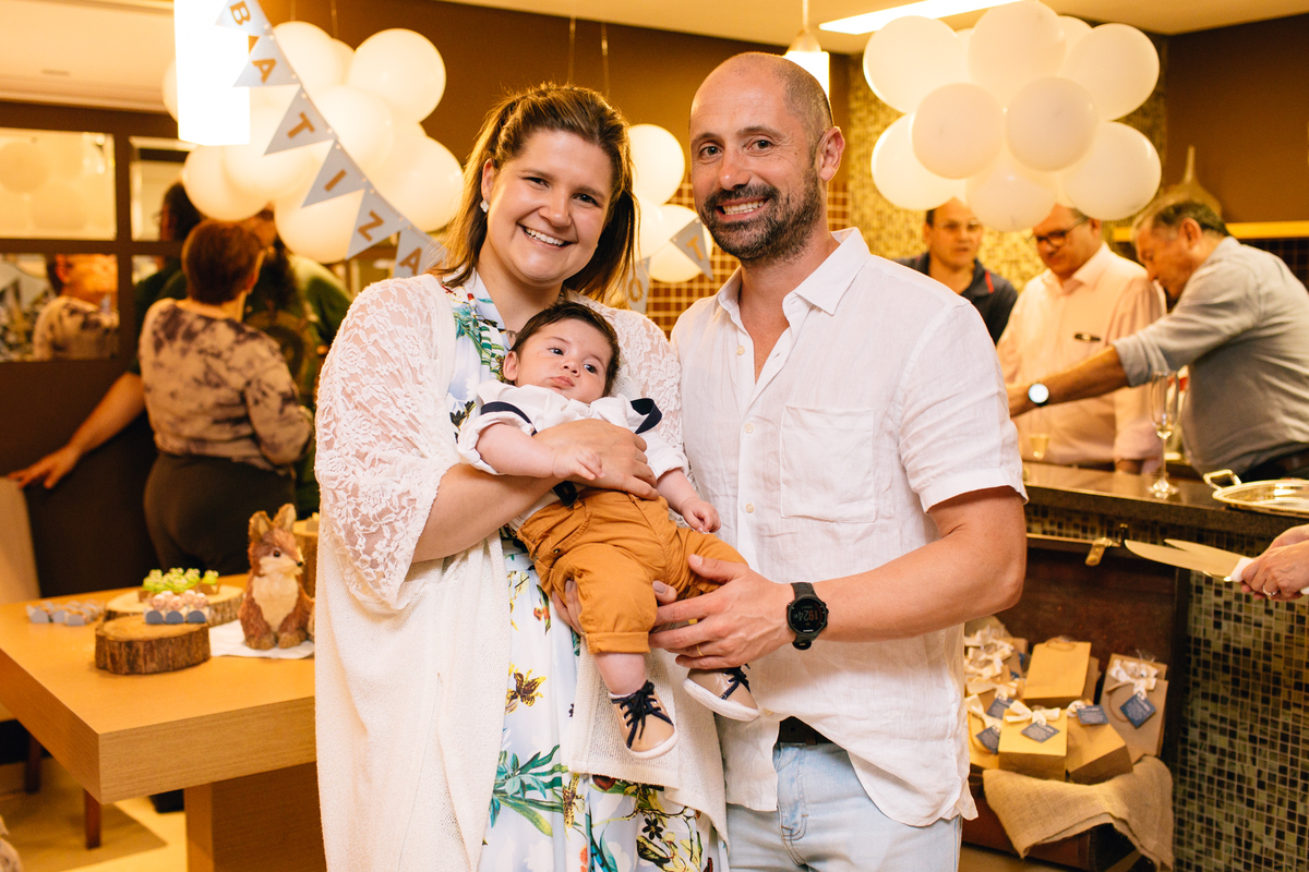fotografia de batizado realizado na igreja dos capuchinhos no mercês em Curitiba. Fotografia de batizado em Curitiba. 