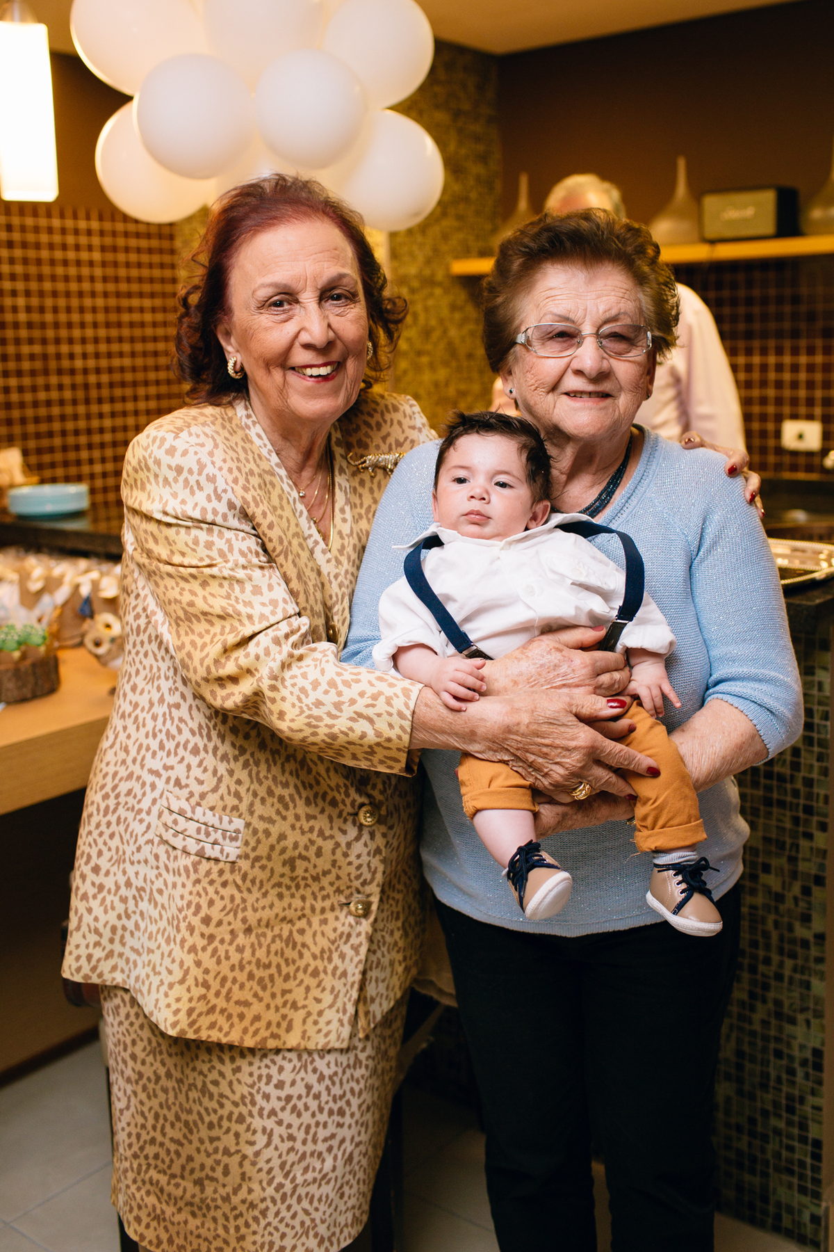 fotografia de batizado realizado na igreja dos capuchinhos no mercês em Curitiba. Fotografia de batizado em Curitiba. 