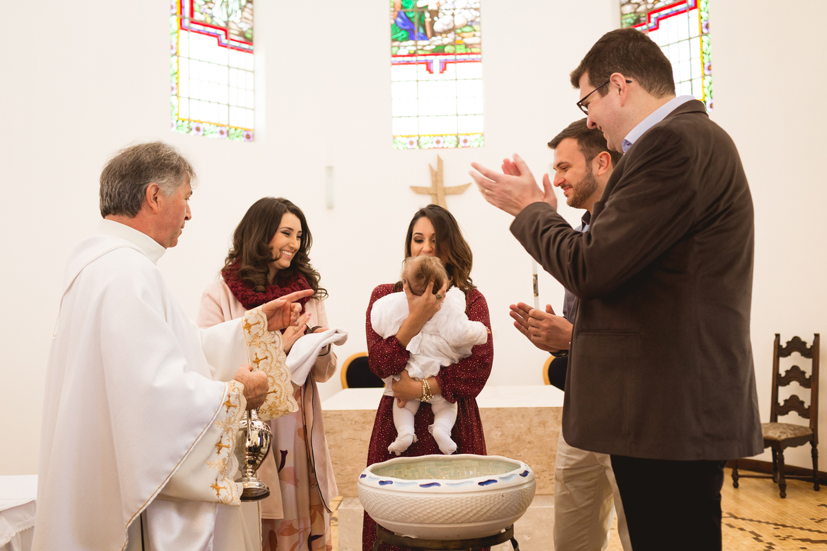 Batizado de uma criança na igreja do Asilo São Vicente de Paulo em Curitiba. Fotografia em Curitiba. 