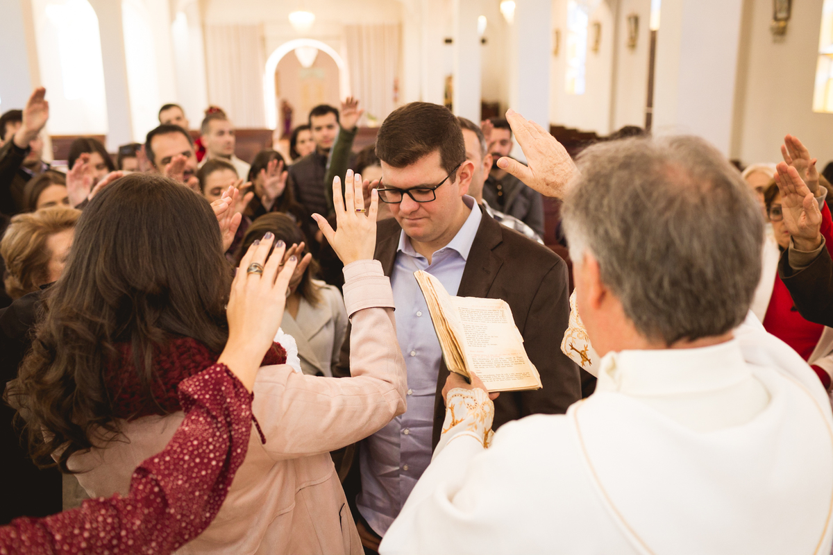 Batizado de uma criança na igreja do Asilo São Vicente de Paulo em Curitiba. Fotografia em Curitiba. 