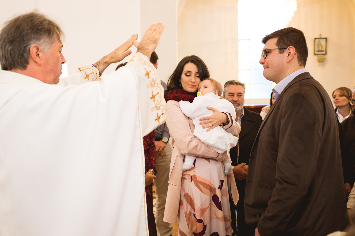 Batizado de uma criança na igreja do Asilo São Vicente de Paulo em Curitiba. Fotografia em Curitiba. 