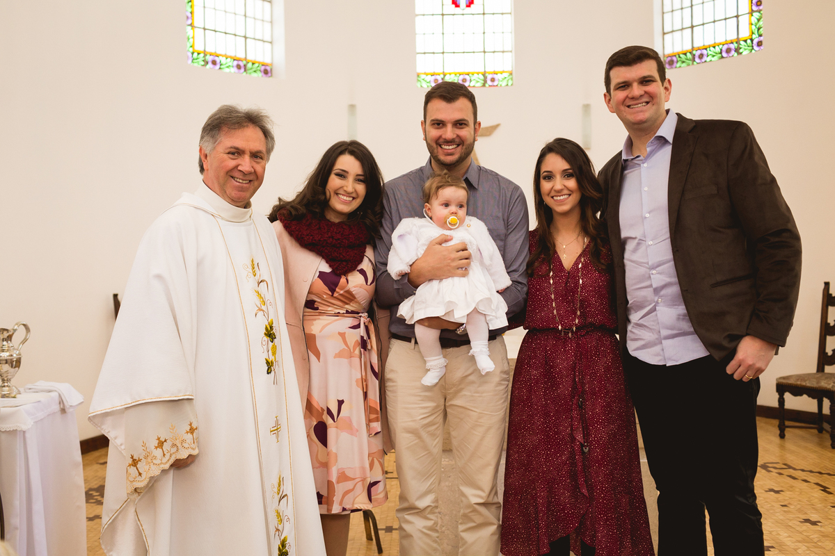 Batizado de uma criança na igreja do Asilo São Vicente de Paulo em Curitiba. Fotografia em Curitiba. 