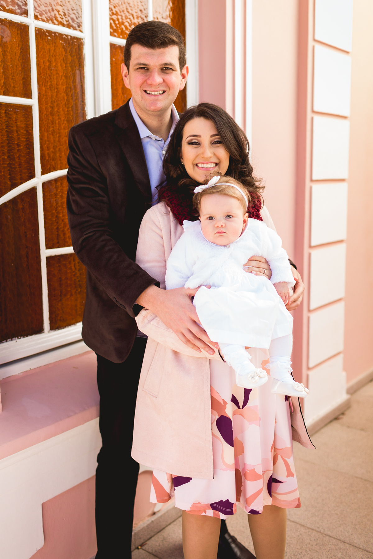 Batizado de uma criança na igreja do Asilo São Vicente de Paulo em Curitiba. Fotos com os pais.