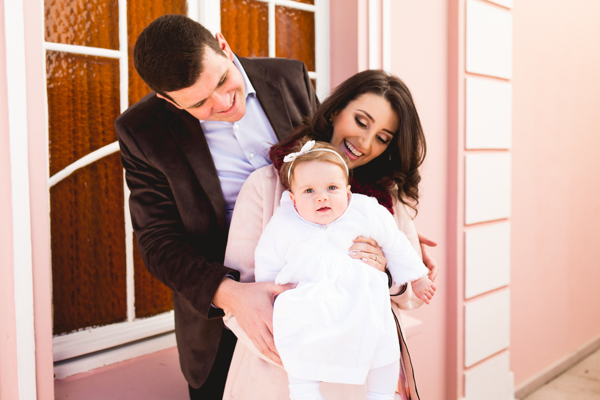 Batizado de uma criança na igreja do Asilo São Vicente de Paulo em Curitiba. Fotos com os pais.