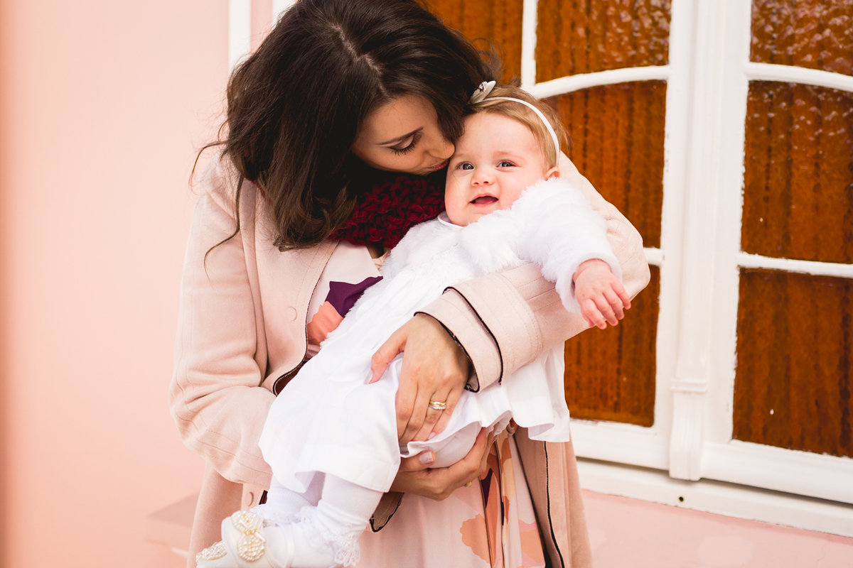 Batizado de uma criança na igreja do Asilo São Vicente de Paulo em Curitiba. Fotos com os pais.