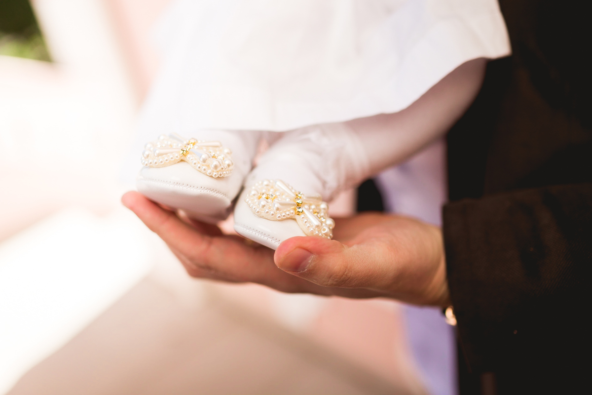 Batizado de uma criança na igreja do Asilo São Vicente de Paulo em Curitiba. Fotos com os pais.