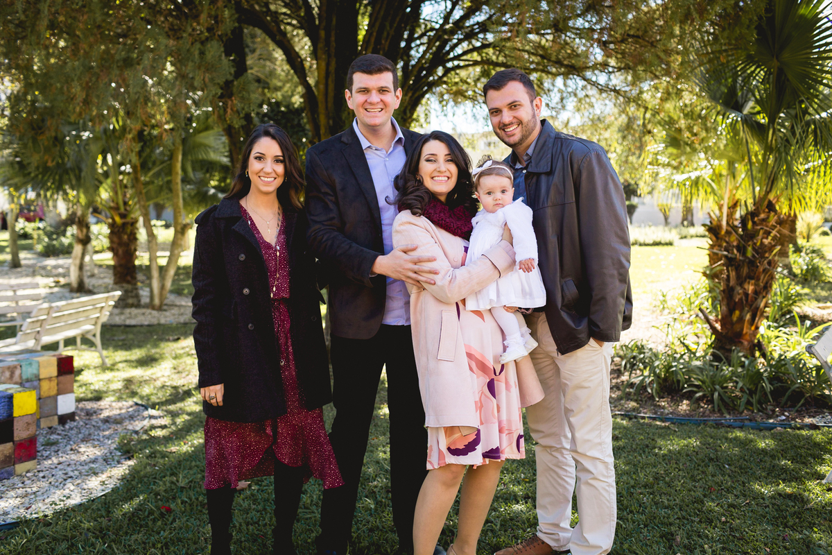 Batizado de uma criança na igreja do Asilo São Vicente de Paulo em Curitiba. Fotos com os pais e padrinhos. 