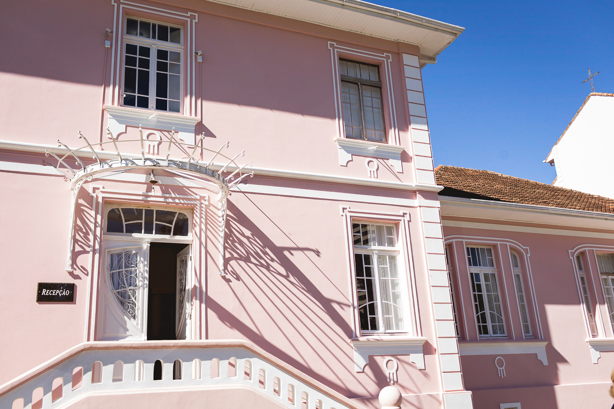 Batizado de uma criança na igreja do Asilo São Vicente de Paulo em Curitiba. 