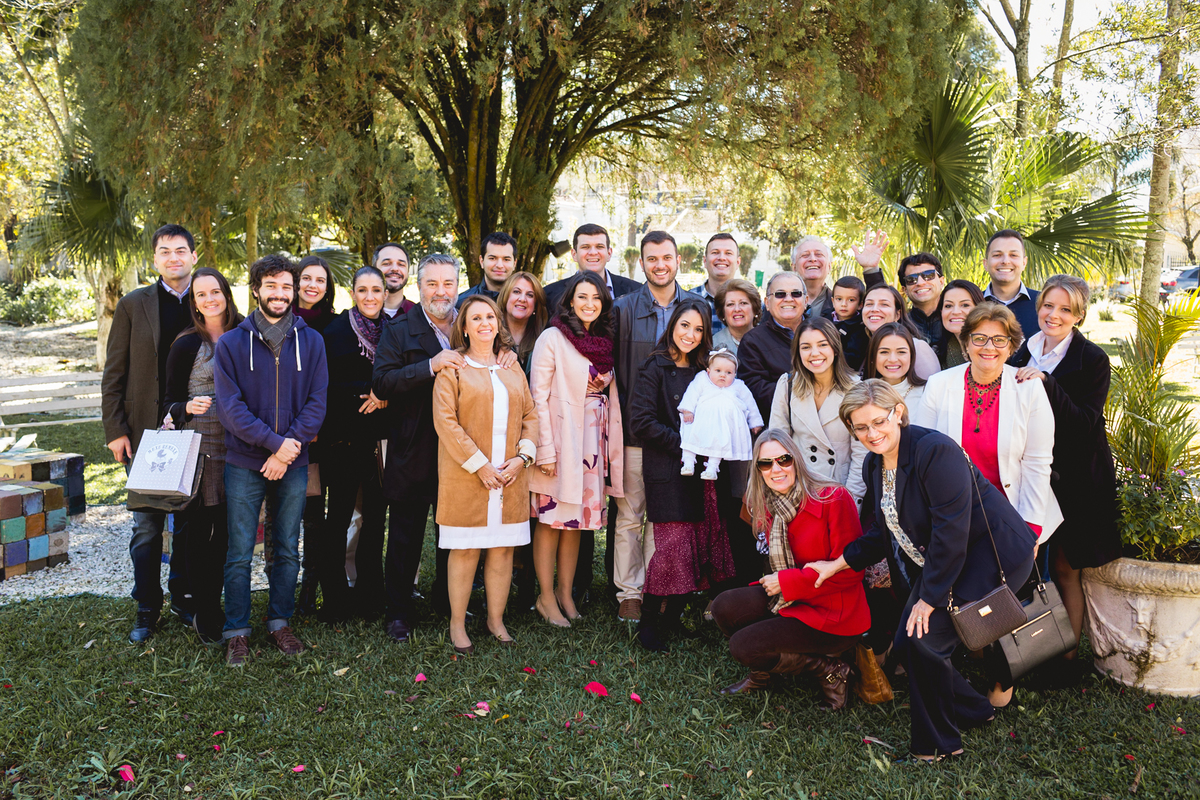 Batizado de uma criança na igreja do Asilo São Vicente de Paulo em Curitiba. 