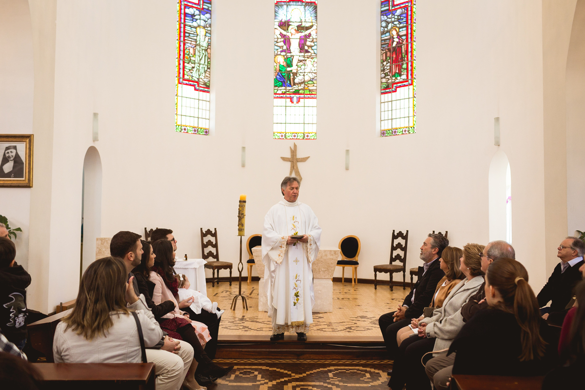 Batizado de uma criança na igreja do Asilo São Vicente de Paulo em Curitiba. 