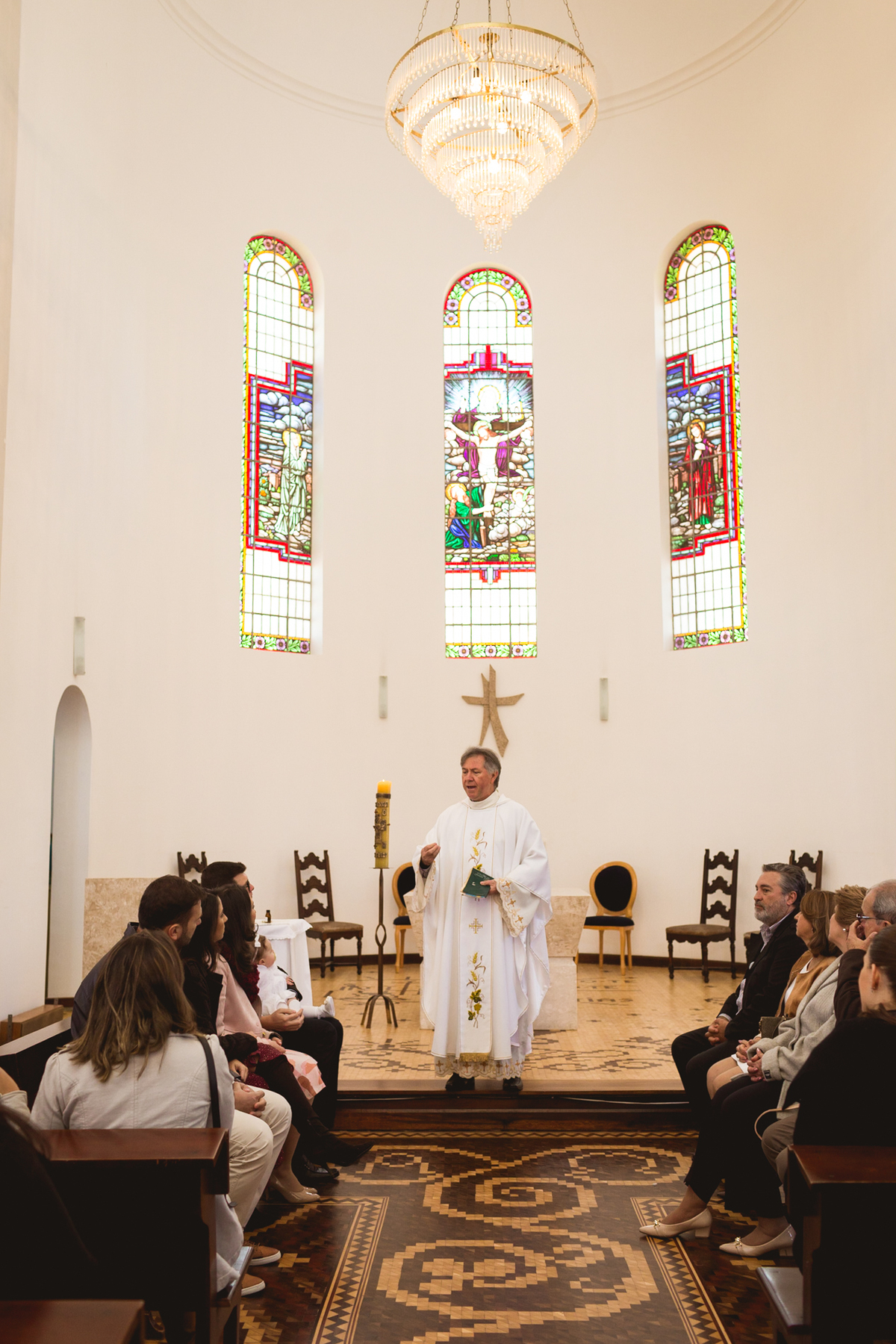 Batizado de uma criança na igreja do Asilo São Vicente de Paulo em Curitiba. Foto da capela do Asilo
