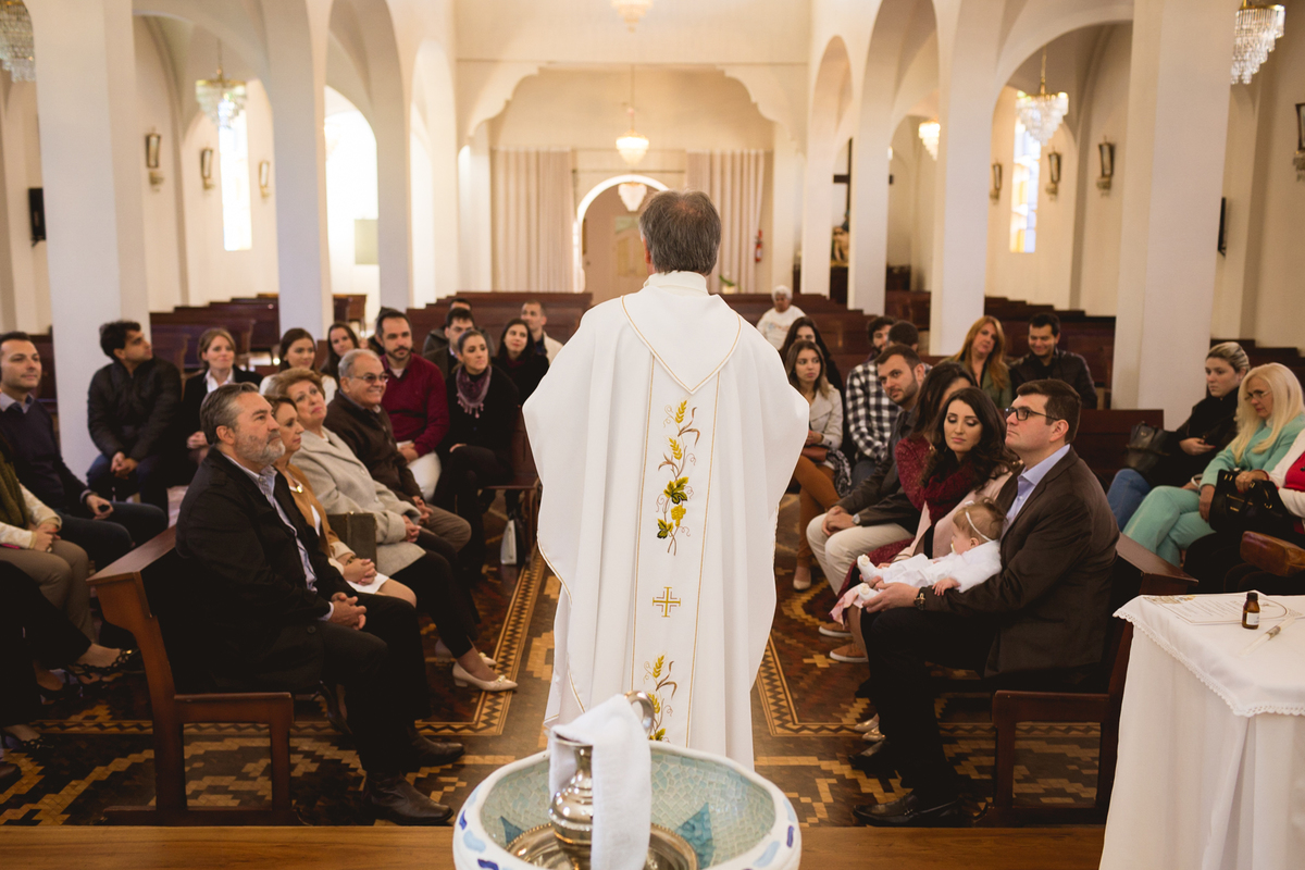 Batizado de uma criança na igreja do Asilo São Vicente de Paulo em Curitiba. Fotografia em Curitiba. 