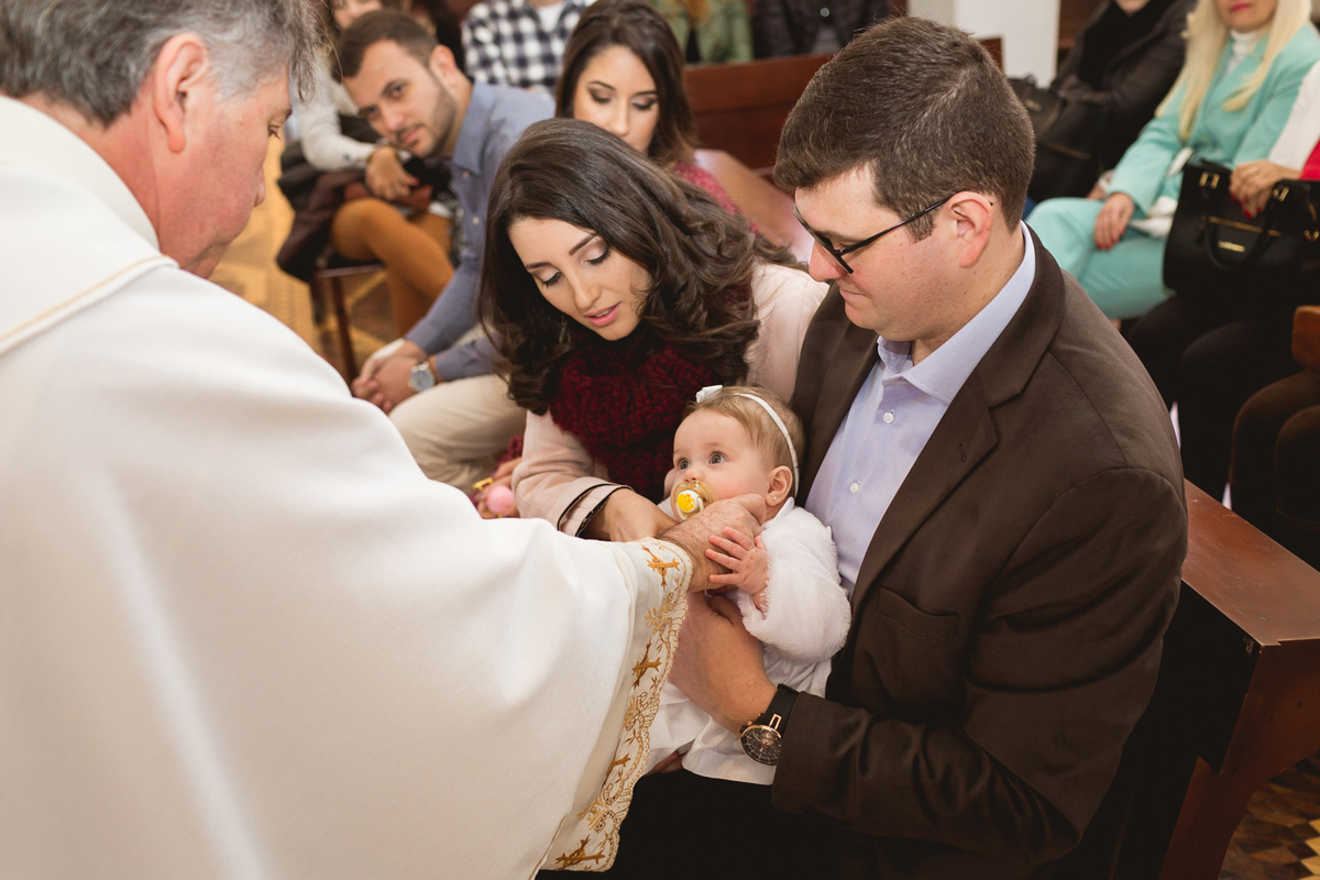 Batizado de uma criança na igreja do Asilo São Vicente de Paulo em Curitiba. Fotografia em Curitiba. 