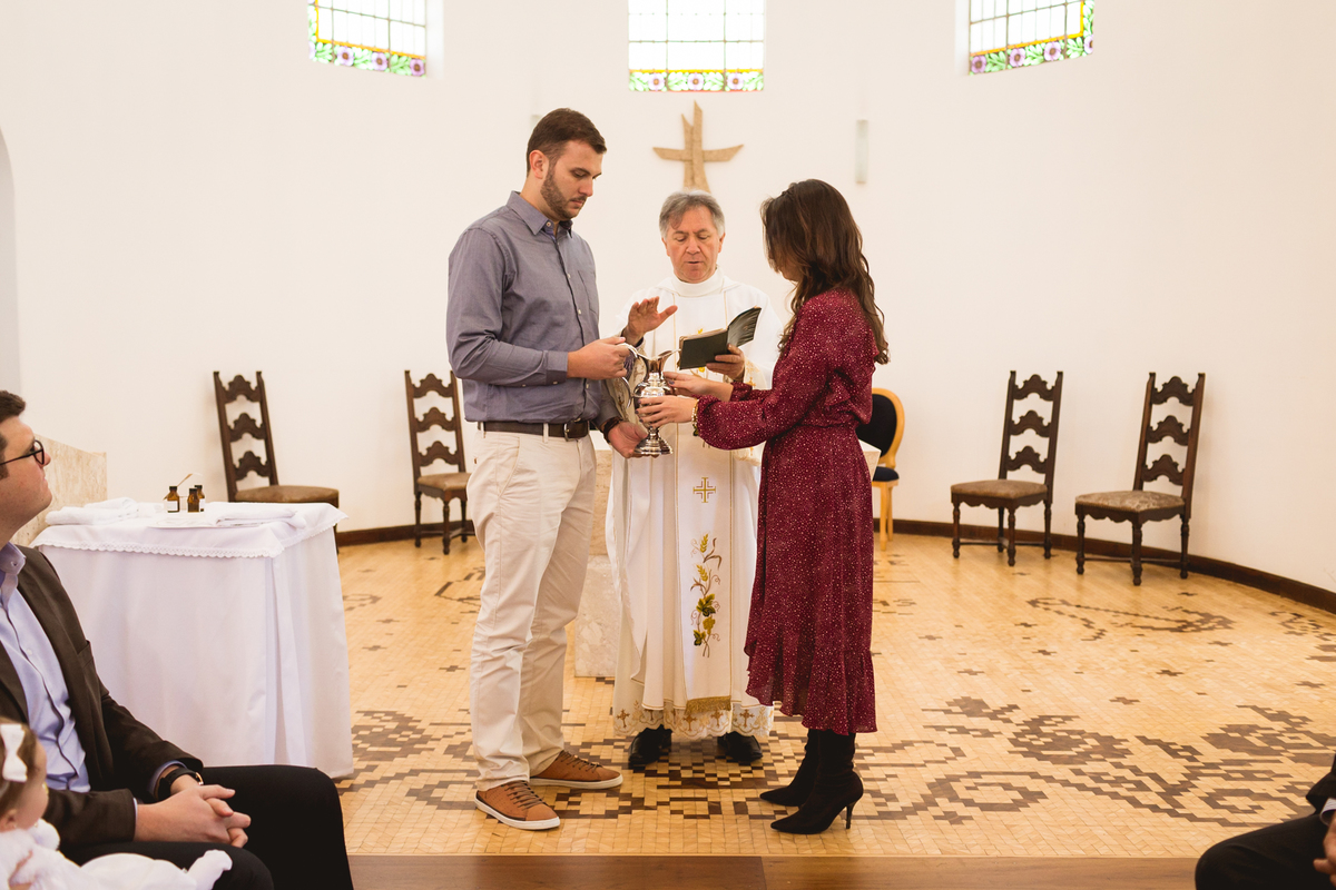 Batizado de uma criança na igreja do Asilo São Vicente de Paulo em Curitiba. Fotografia em Curitiba. 