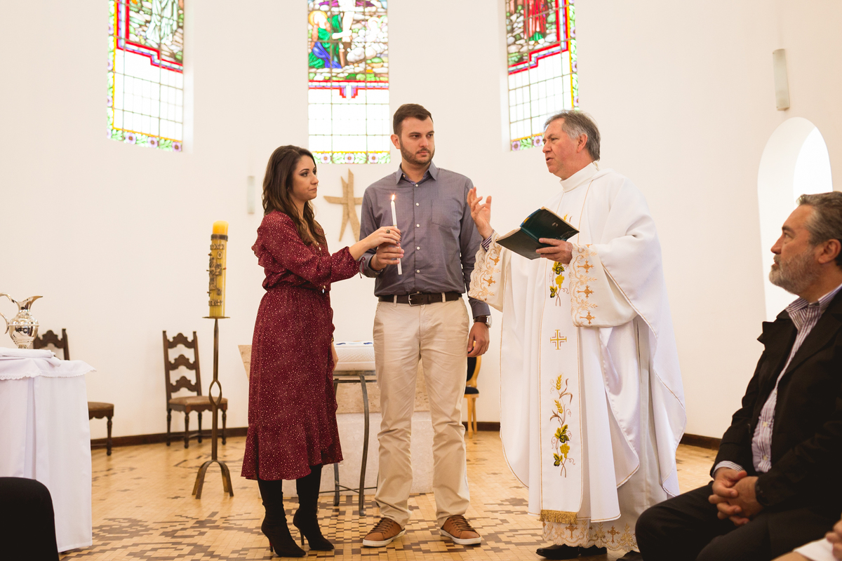 Batizado de uma criança na igreja do Asilo São Vicente de Paulo em Curitiba. Fotografia em Curitiba. 