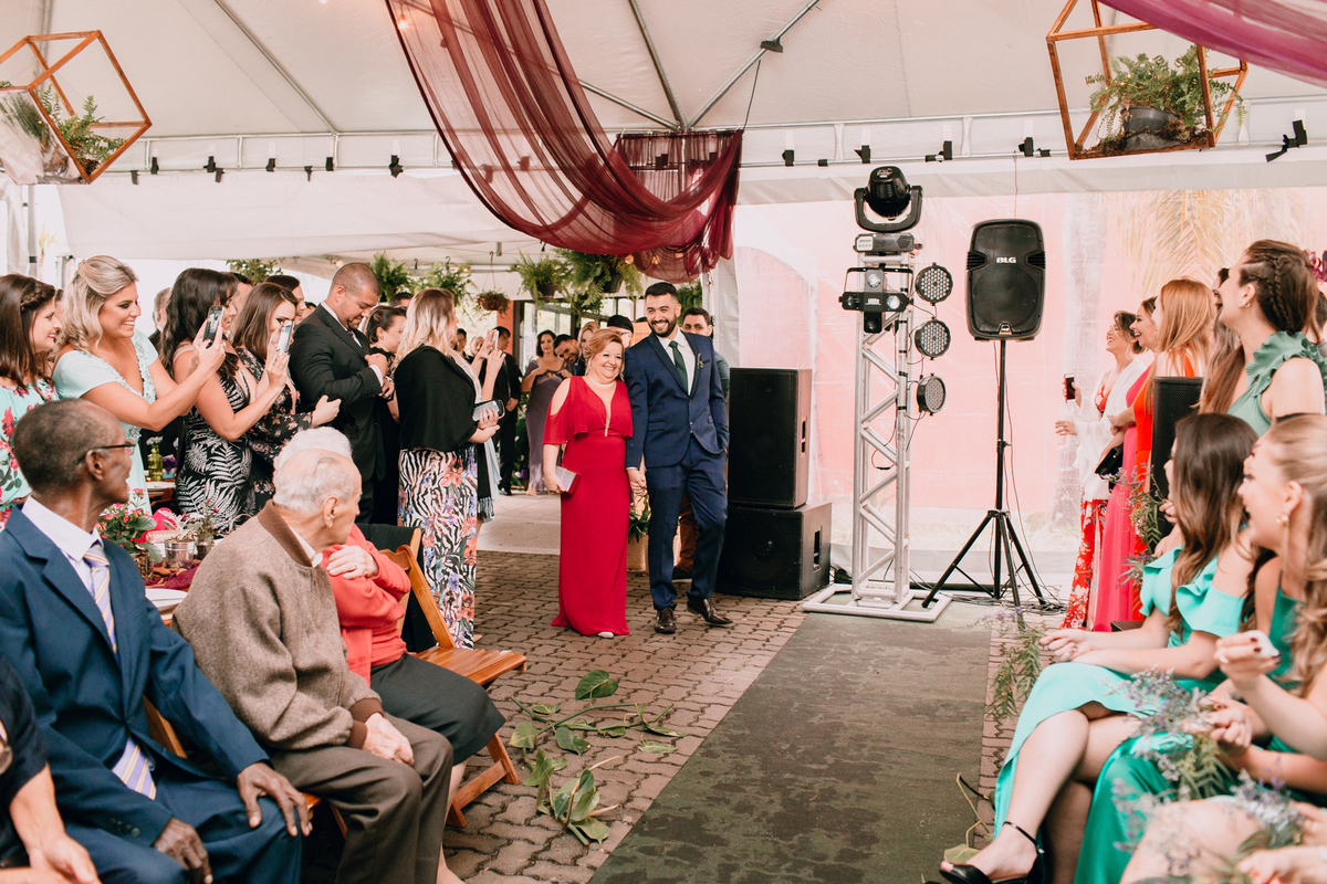 Casamento de dia realizado no Residencial Quatro Barras, região metropolitana de Curitiba. Cerimônia de casamento.