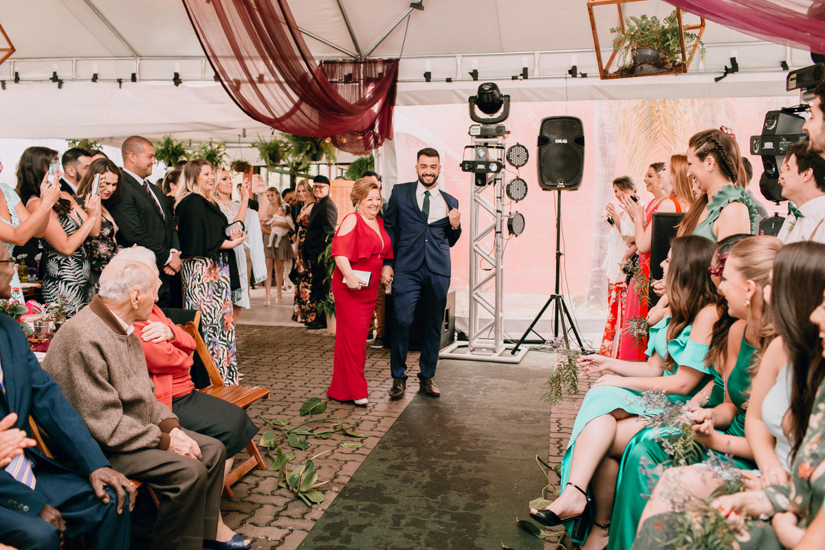 Casamento de dia realizado no Residencial Quatro Barras, região metropolitana de Curitiba. Cerimônia de casamento.