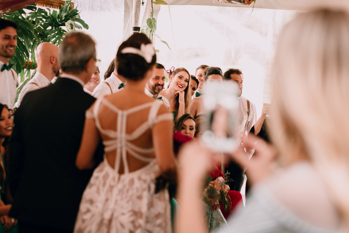 Casamento de dia realizado no Residencial Quatro Barras, região metropolitana de Curitiba. Cerimônia de casamento.