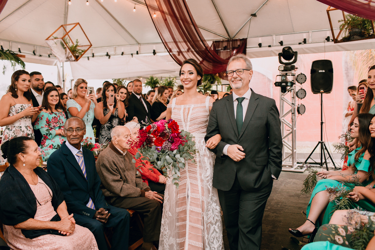 Casamento de dia realizado no Residencial Quatro Barras, região metropolitana de Curitiba. Cerimônia de casamento.