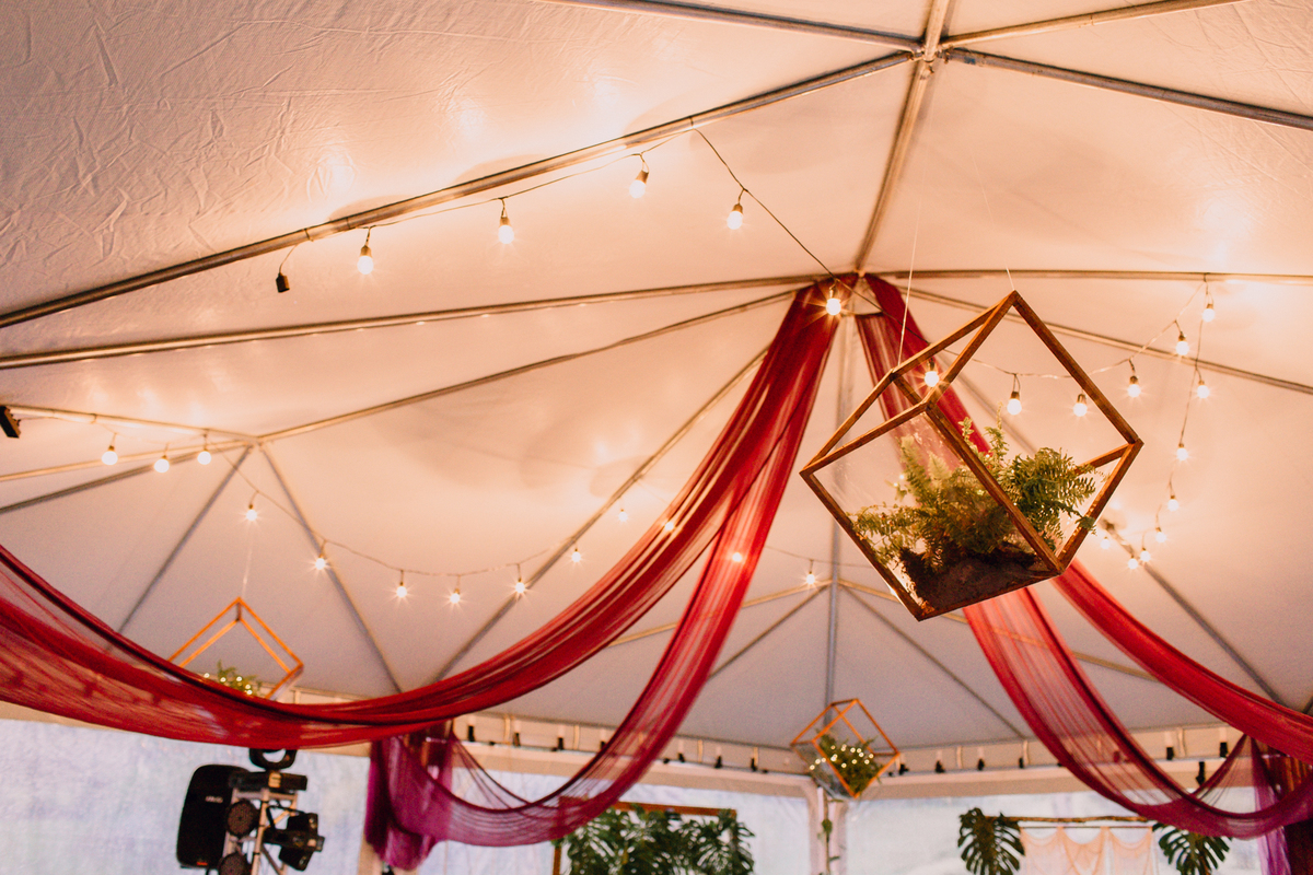 Casamento de dia realizado no Residencial Quatro Barras, região metropolitana de Curitiba. Decoração por Amaranthus.