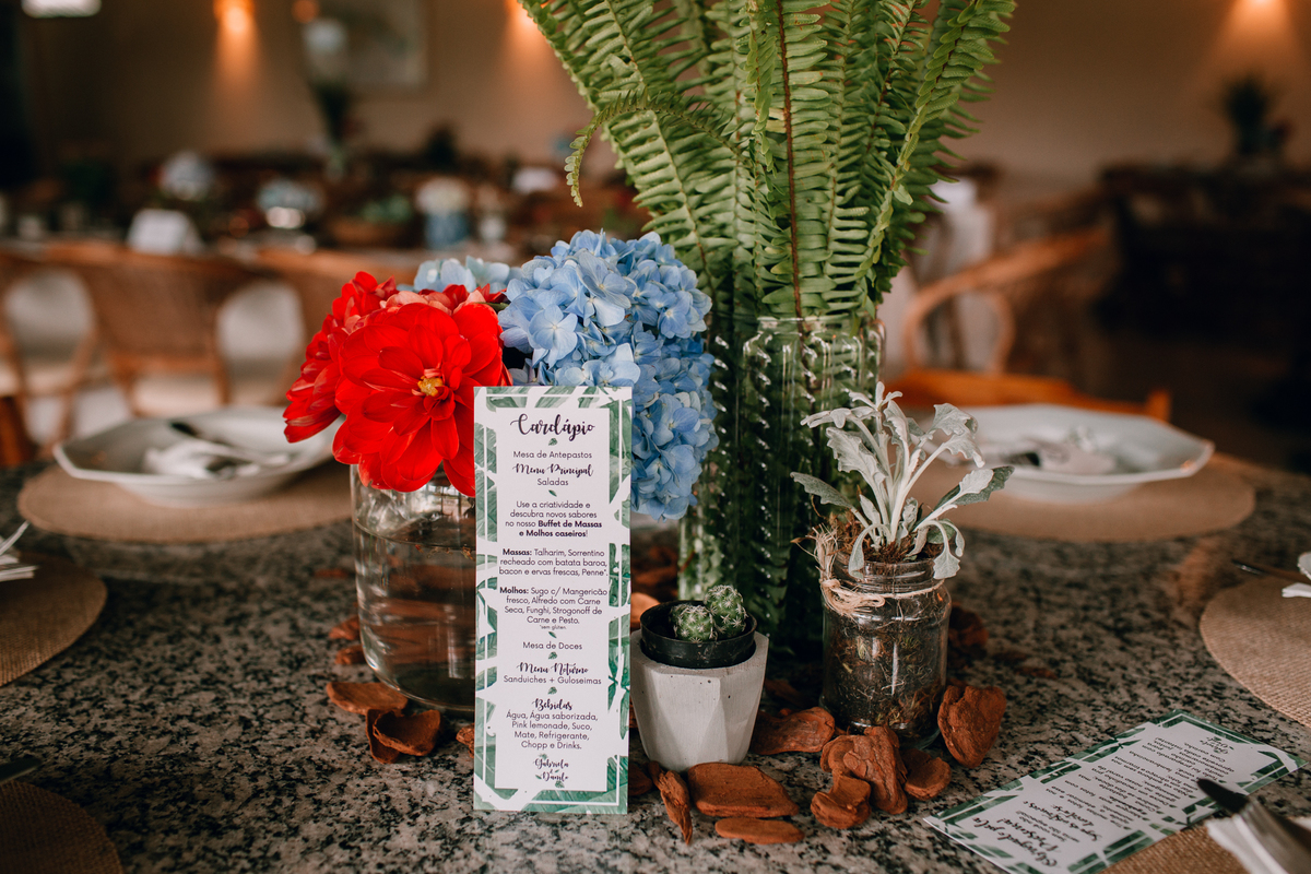 Casamento de dia realizado no Residencial Quatro Barras, região metropolitana de Curitiba. Decoração por Amaranthus.