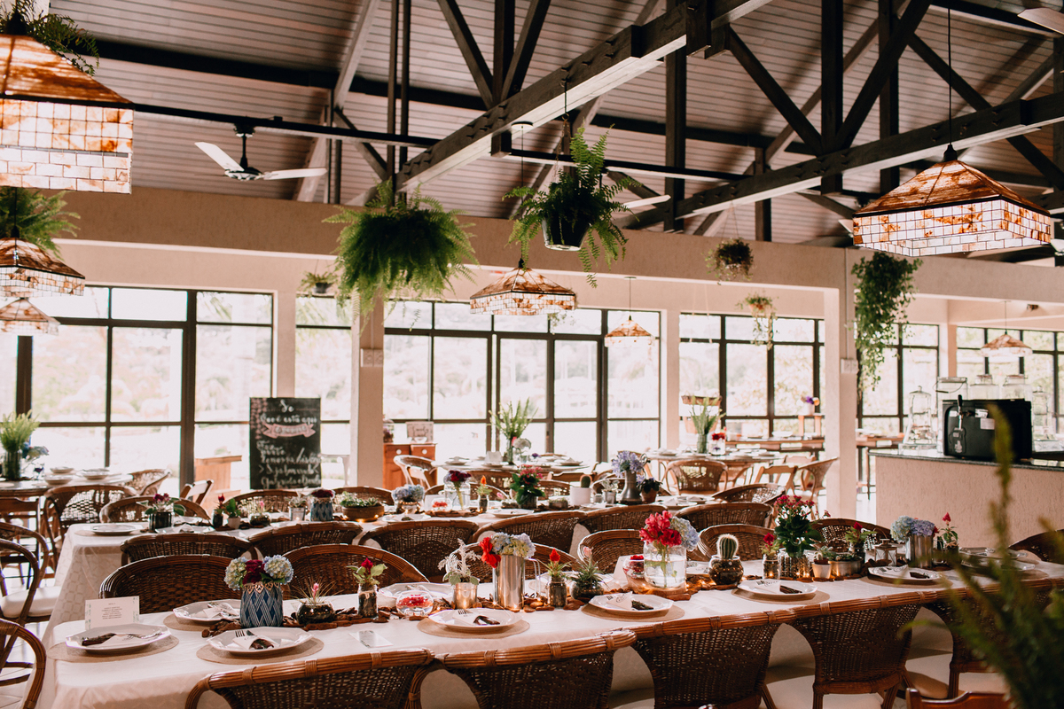 Casamento de dia realizado no Residencial Quatro Barras, região metropolitana de Curitiba. Decoração por Amaranthus.
