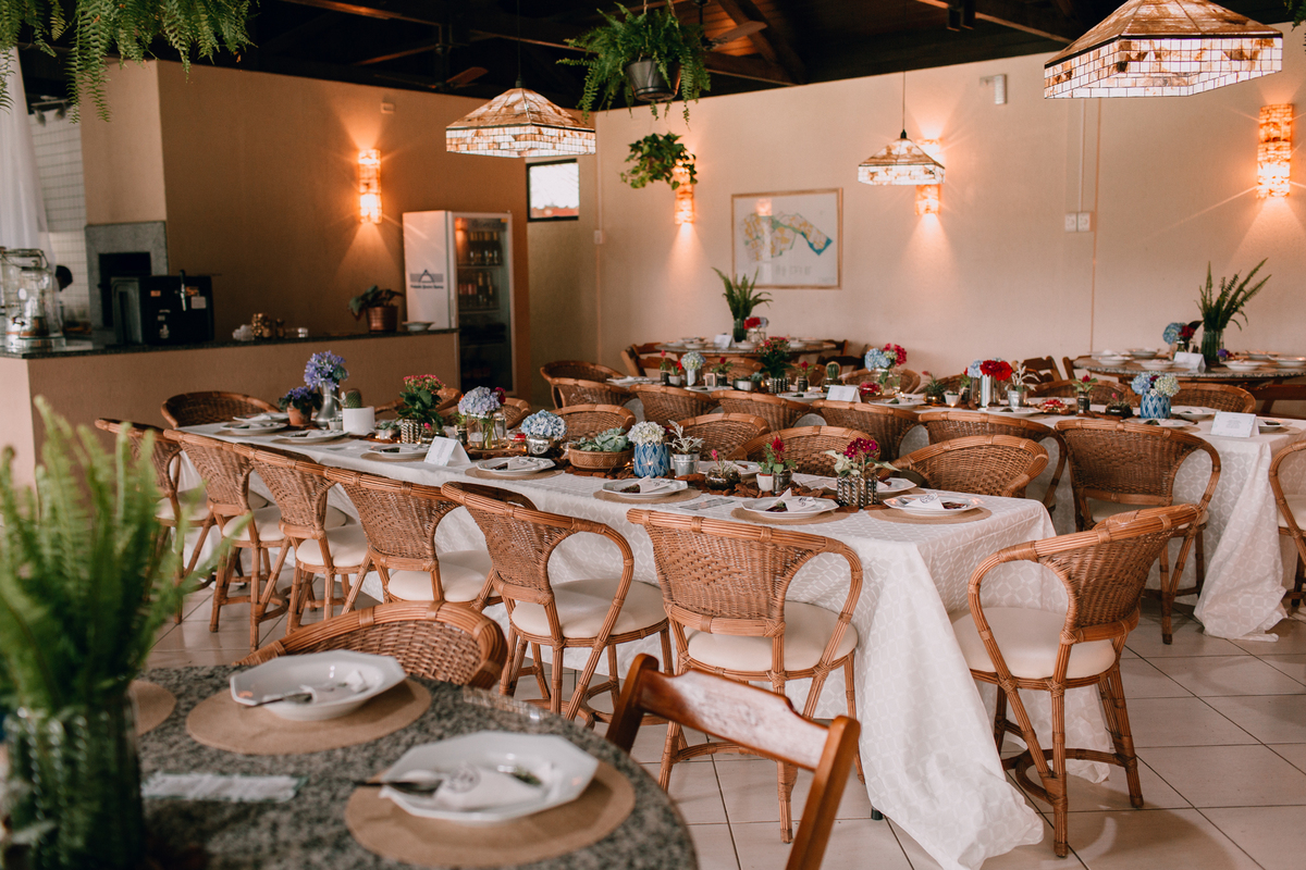 Casamento de dia realizado no Residencial Quatro Barras, região metropolitana de Curitiba. Decoração por Amaranthus.