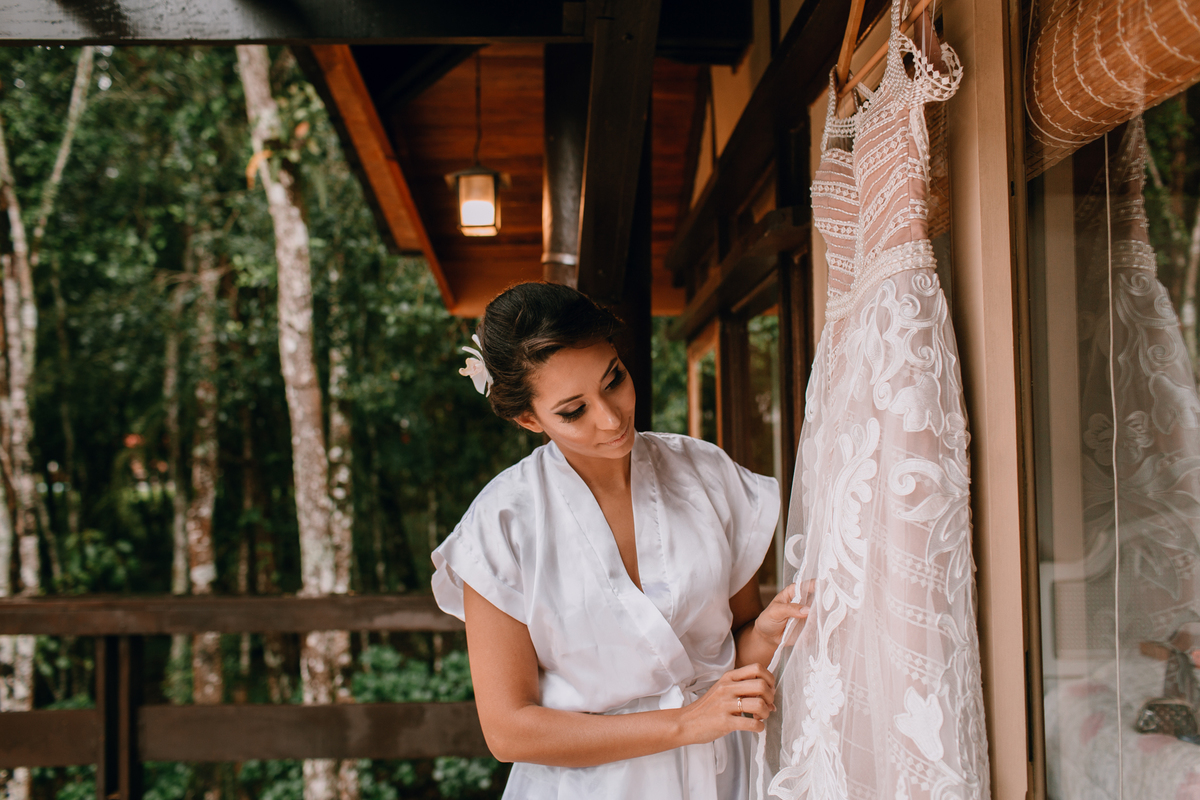 Casamento de dia realizado no Residencial Quatro Barras, região metropolitana de Curitiba. Making-of da noiva e do noivo.
