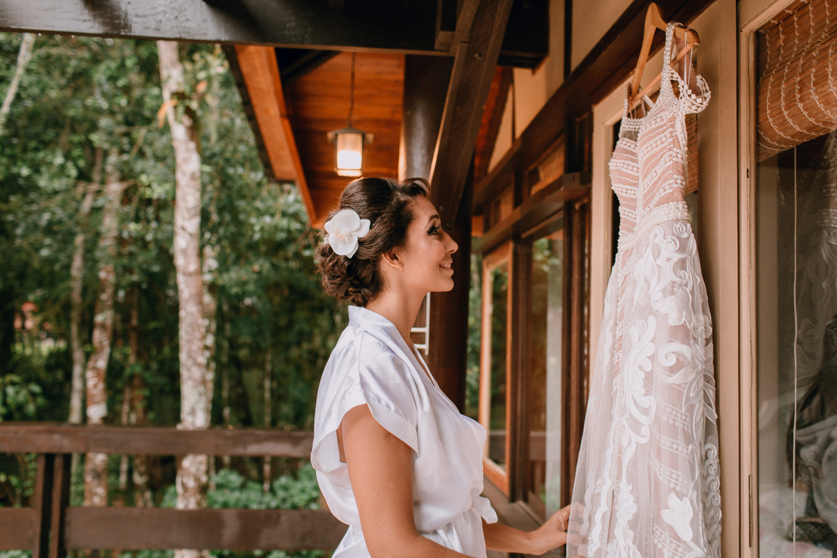 Casamento de dia realizado no Residencial Quatro Barras, região metropolitana de Curitiba. Making-of da noiva e do noivo.