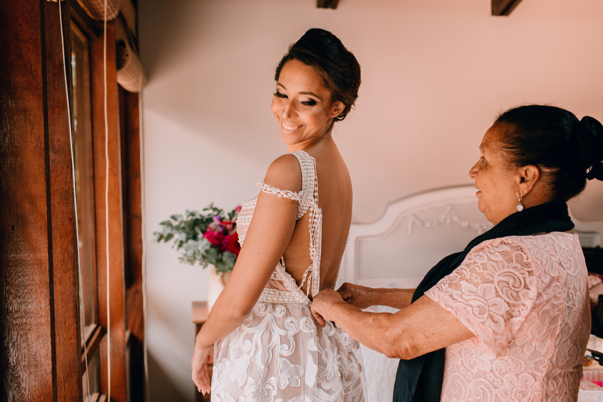 Casamento de dia realizado no Residencial Quatro Barras, região metropolitana de Curitiba. Making-of da noiva e do noivo.