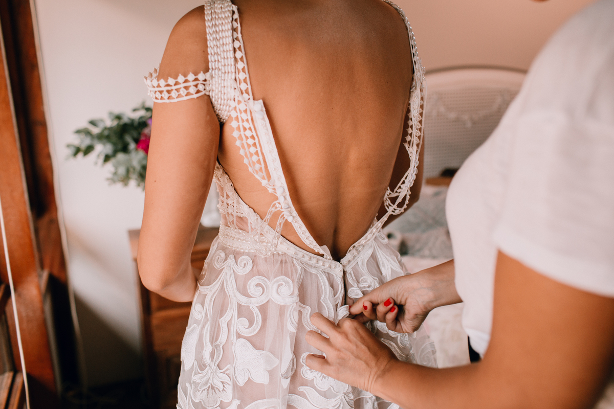 Casamento de dia realizado no Residencial Quatro Barras, região metropolitana de Curitiba. Making-of da noiva e do noivo.