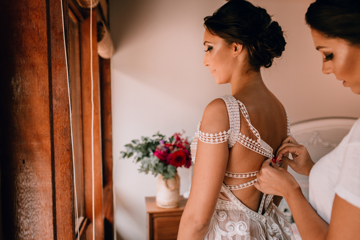 Casamento de dia realizado no Residencial Quatro Barras, região metropolitana de Curitiba. Making-of da noiva e do noivo.