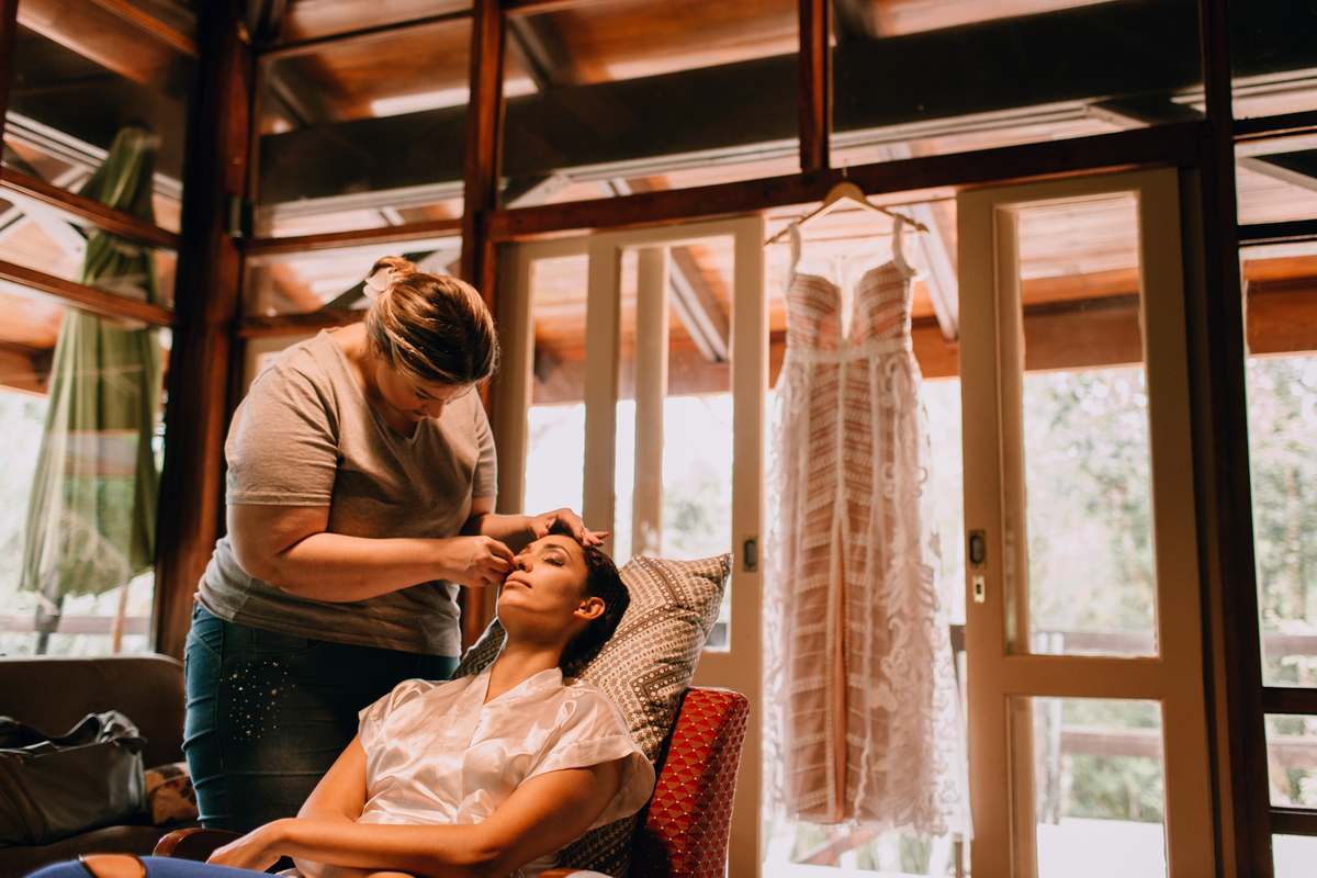 Casamento de dia realizado no Residencial Quatro Barras, região metropolitana de Curitiba. Making-of da noiva e do noivo.