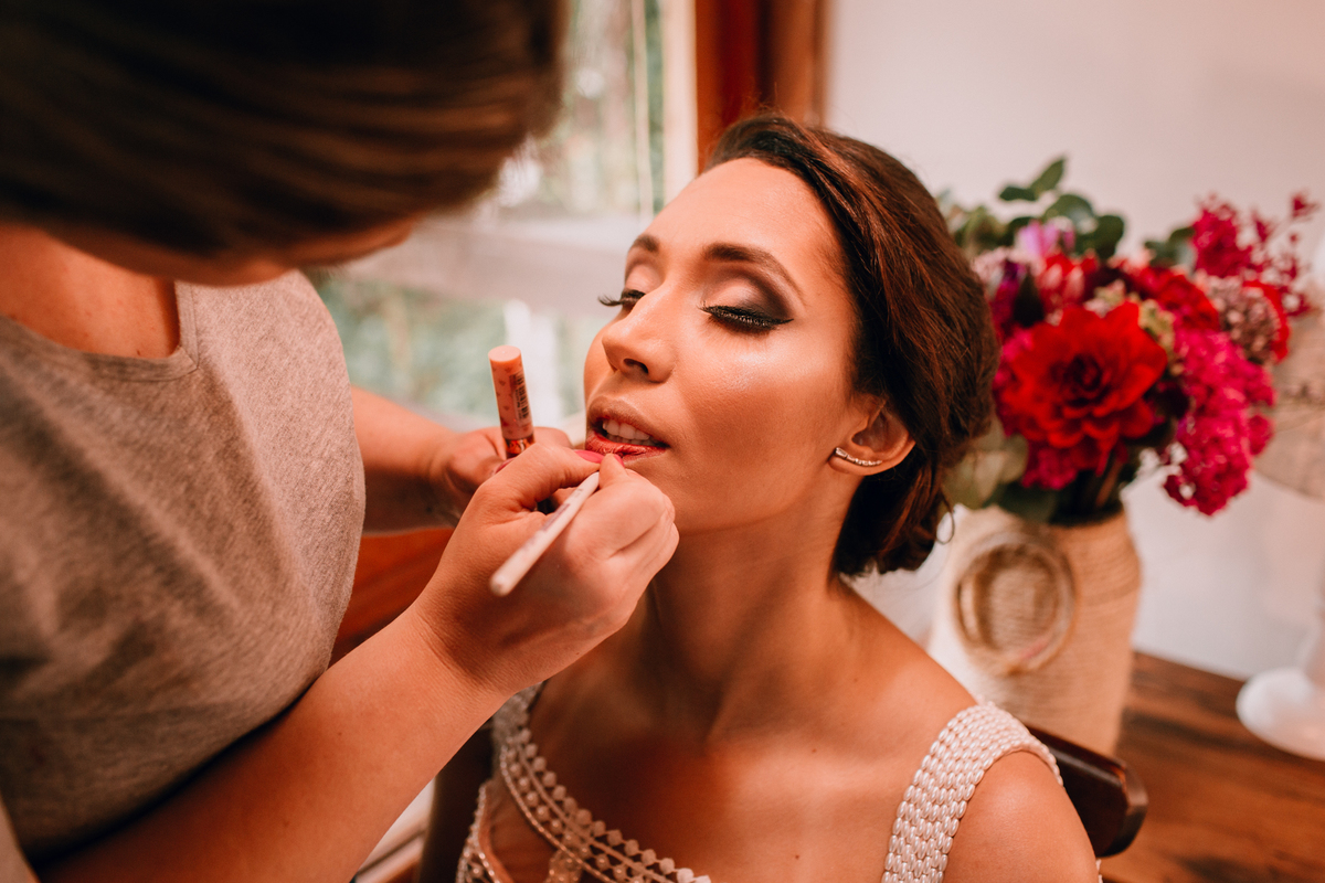 Casamento de dia realizado no Residencial Quatro Barras, região metropolitana de Curitiba. Making-of da noiva e do noivo.