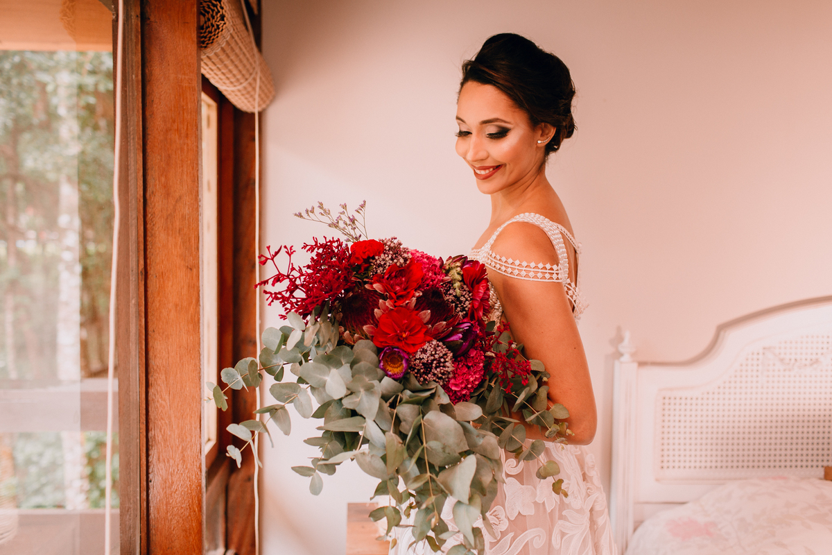 Casamento de dia realizado no Residencial Quatro Barras, região metropolitana de Curitiba. Making-of da noiva e do noivo.