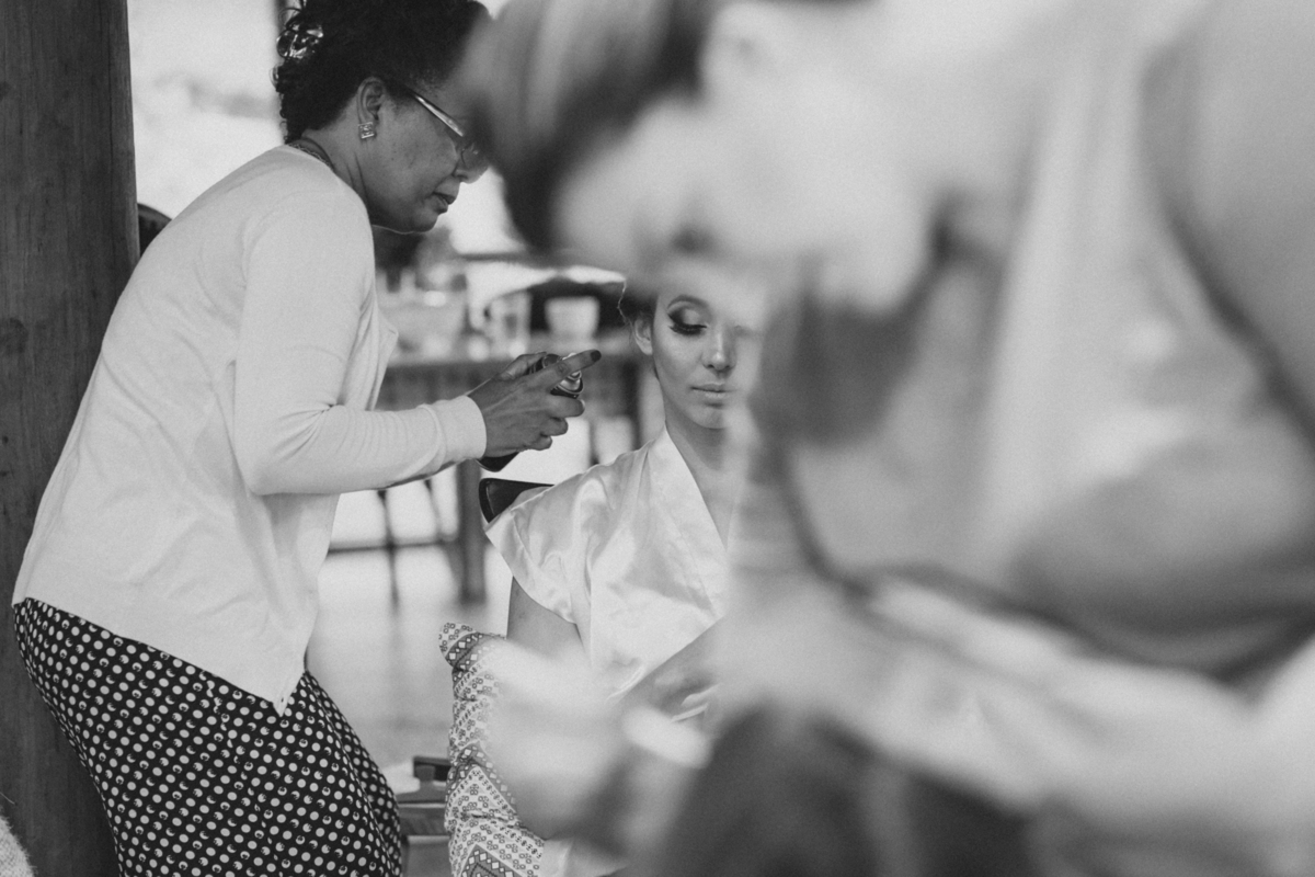 Casamento de dia realizado no Residencial Quatro Barras, região metropolitana de Curitiba. Making-of da noiva e do noivo.