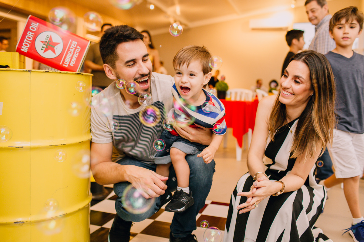 criança brinca com bolha de sabão em aniversário infantil em Curitiba, fotografia de aniversário, fotógrafa