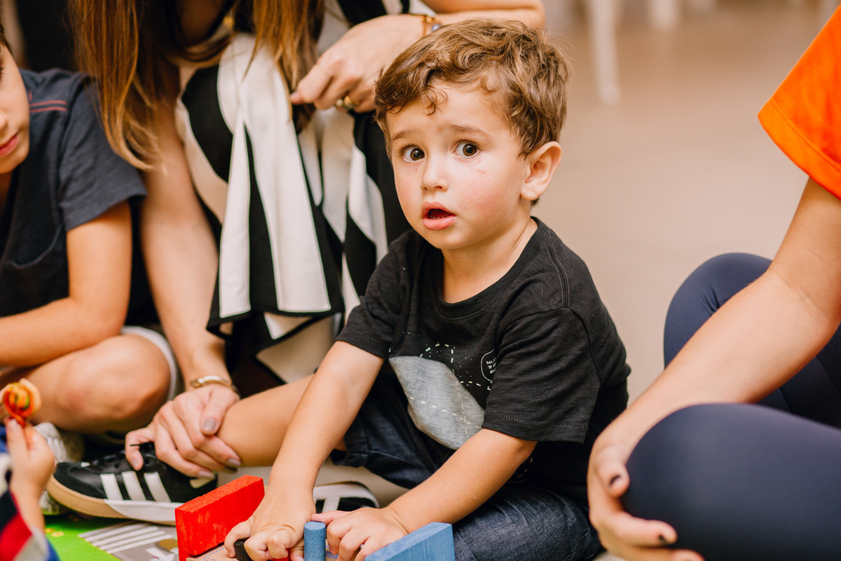 criança brinca com bolha de sabão em aniversário infantil em Curitiba, fotografia de aniversário, fotógrafa