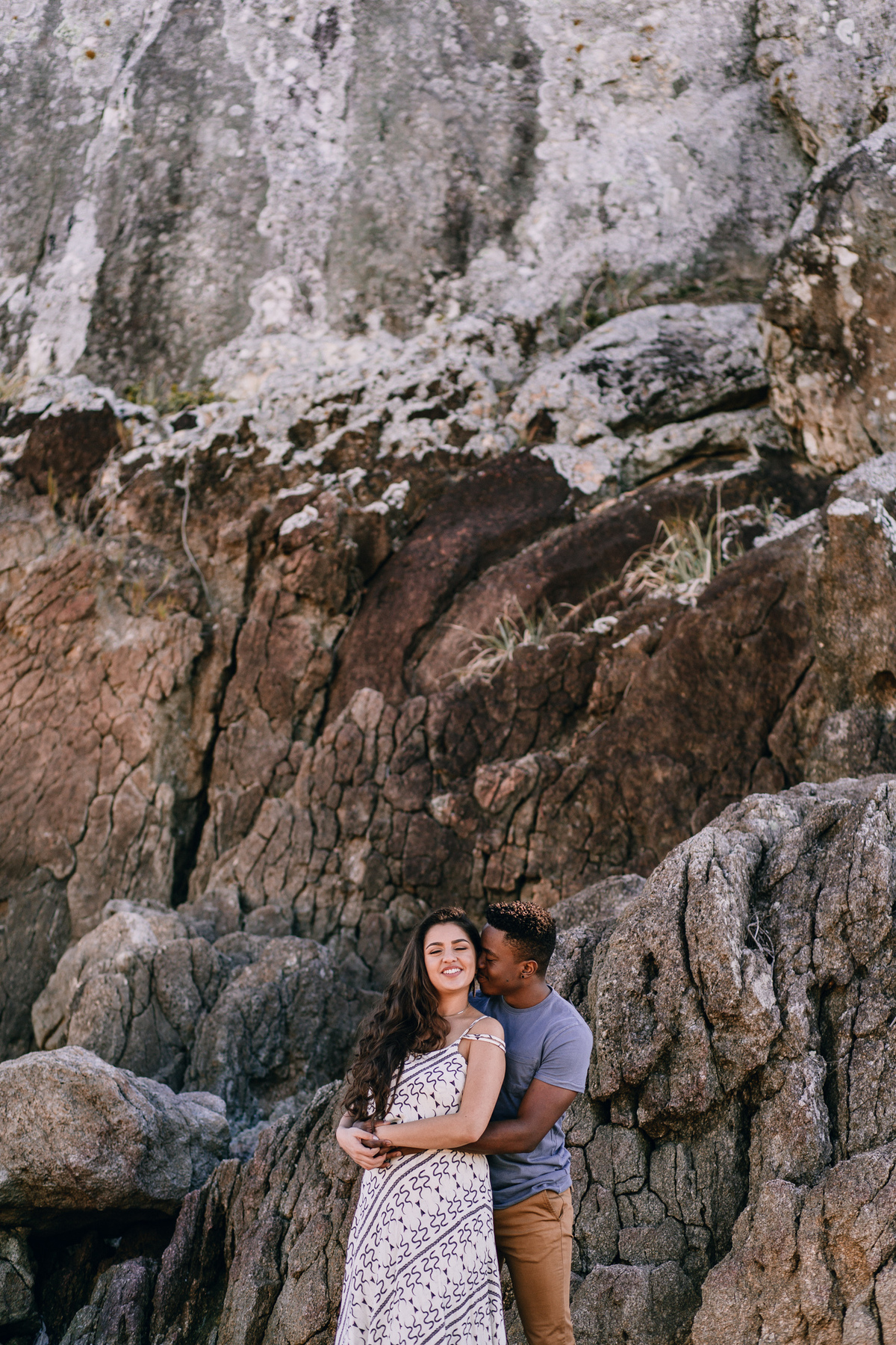 ensaio fotográfico de casal em São Francisco do Sul Santa Catarina nas pedras  por Johanna Lieskow
