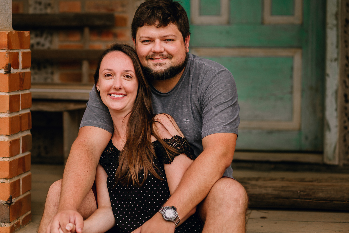 ensaio de casal em Pomerode, Santa Catarina no Vale Europeu. Foto com casa enxaimel.
